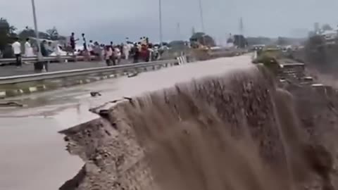 🇮🇳 Bridge COLLAPSES in India’s Uttarakhand after heavy rain — Haridwar National Highway