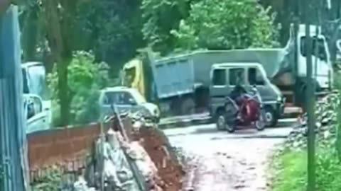"दो बड़े वाहनों के बीच कुचली छोटी कार - दिल दहला देने वाला हादसा