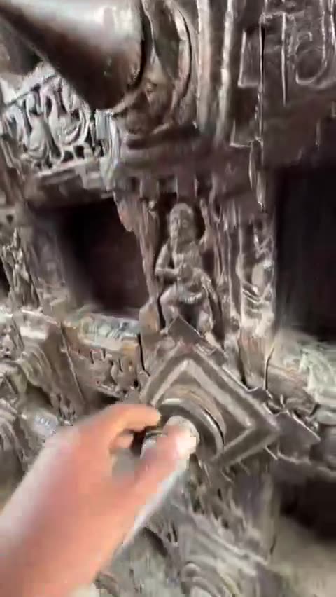 🇮🇳 SPIKY GATE IN AN INDIAN TEMPLE