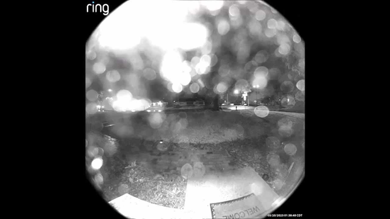 Cette chose est passée devant la porte d'entrée du témoin à 138 h.