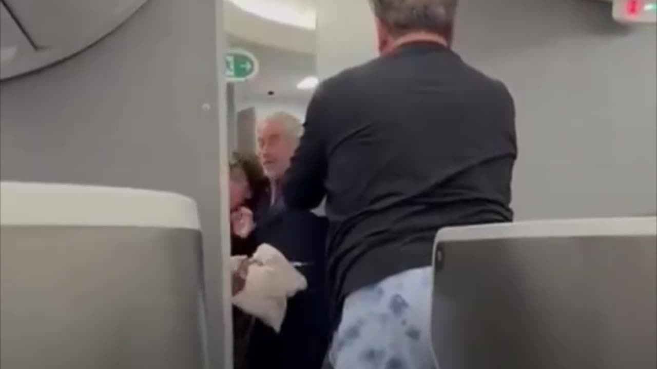 Mujer intenta ingresar a la cabina de un avión