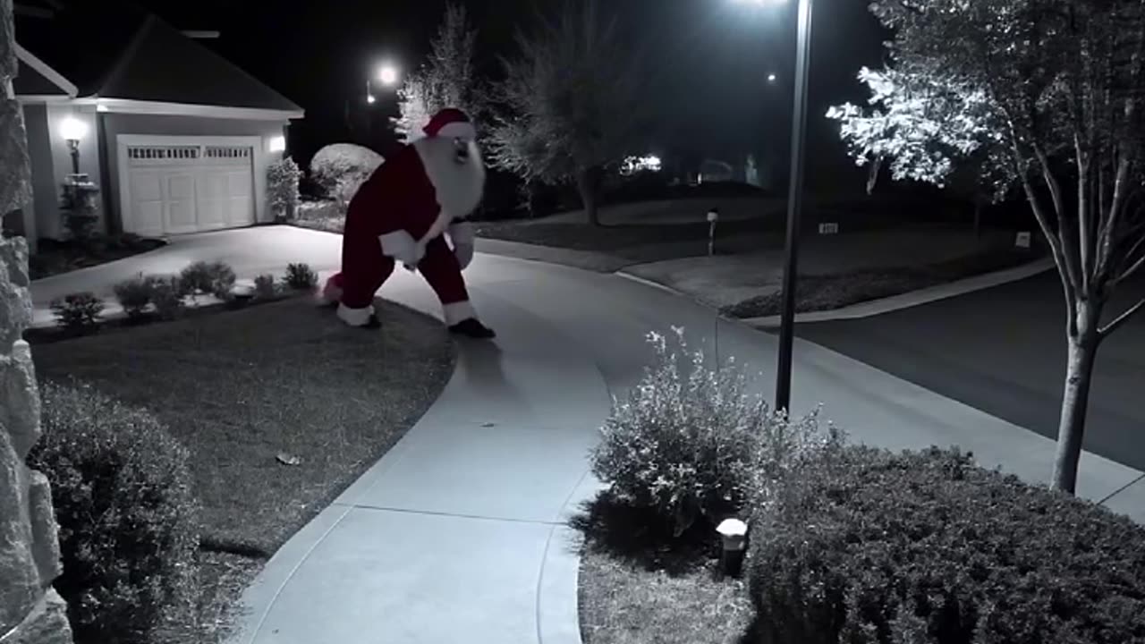 Terrifying santa claus caught ON CCTV_scary_AI