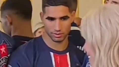 PSG players seem shocked by Macron's wife.