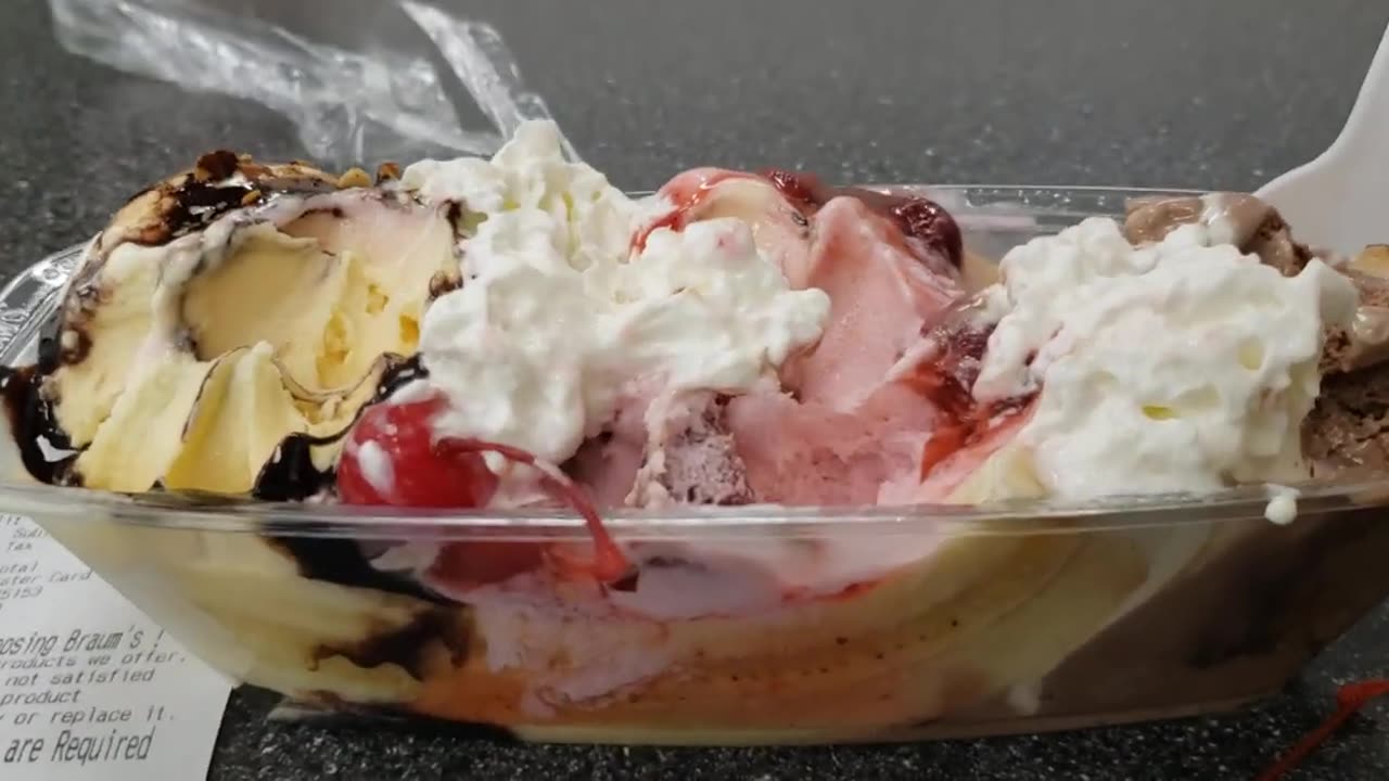 ASMR Mukbang - Braum Ice cream - Old Fashioned Banana Split - Full-view of the ice cream