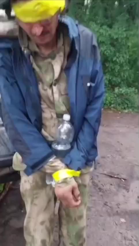 Ukrainians Make Fun of Terrified Russian Soldier's Dress Shoes