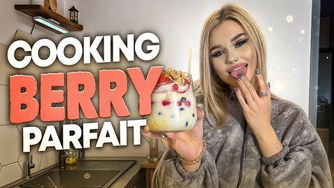 🍓 HOW TO MAKE A BERRY PARFAIT | QUICK, HEALTHY & DELICIOUS DESSERT 🍓