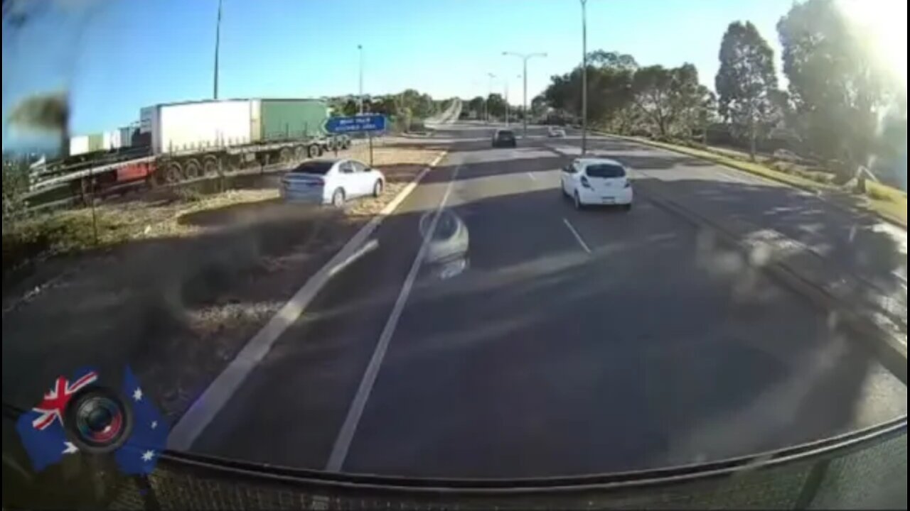 Aussiecams - Driver hits sign after mounting footpath to 'get infront of truck'!