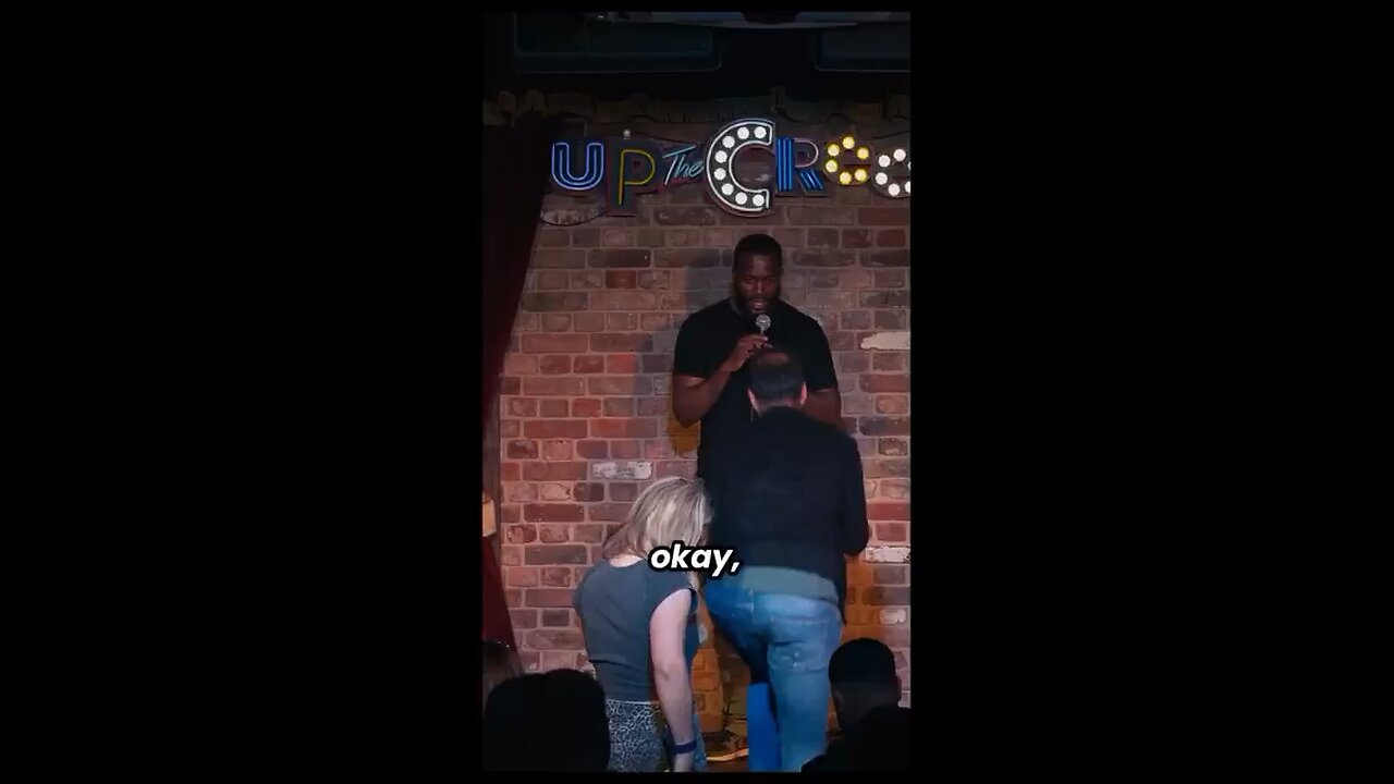 A comedian asked an audience member to come up on stage and tell a joke. This is so funny. 😂