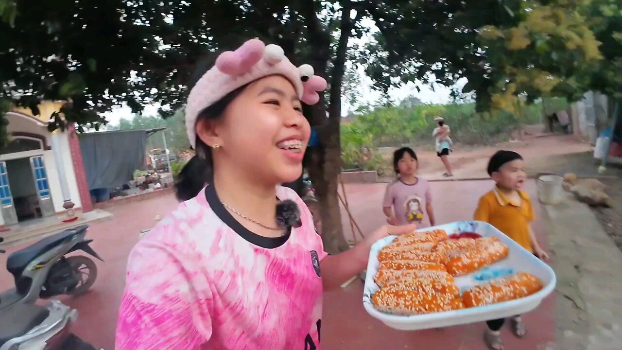 Duong Cookie makes delicious sweet potatoes sprinkled with fried sesame seeds, you guys love