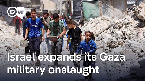Israel lets 5 food trucks trickle into Gaza amid int'l scrutiny over starvation | DW News