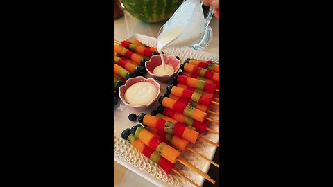 🌈 Colorful rainbow fruit sticks with creamy yogurt dip — healthy, sweet, kids or guests! 🍇🍍🍓