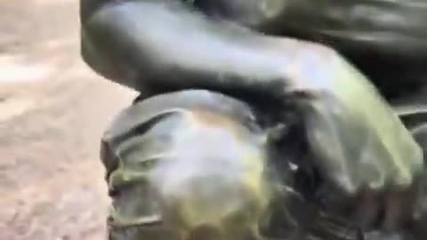 A Minute of Swedish Culture — Artist Immortalizes Herself in Bronze