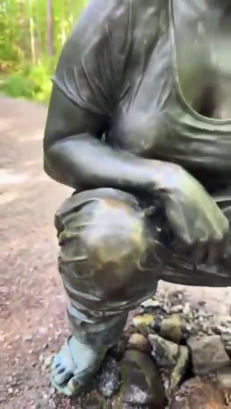 A Minute of Swedish Culture — Artist Immortalizes Herself in Bronze