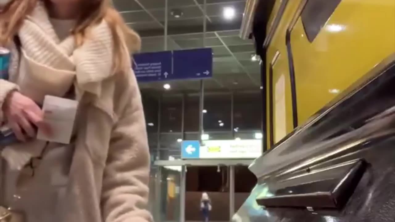 Chica interrumpe a pianista que toca famosa canción rusa