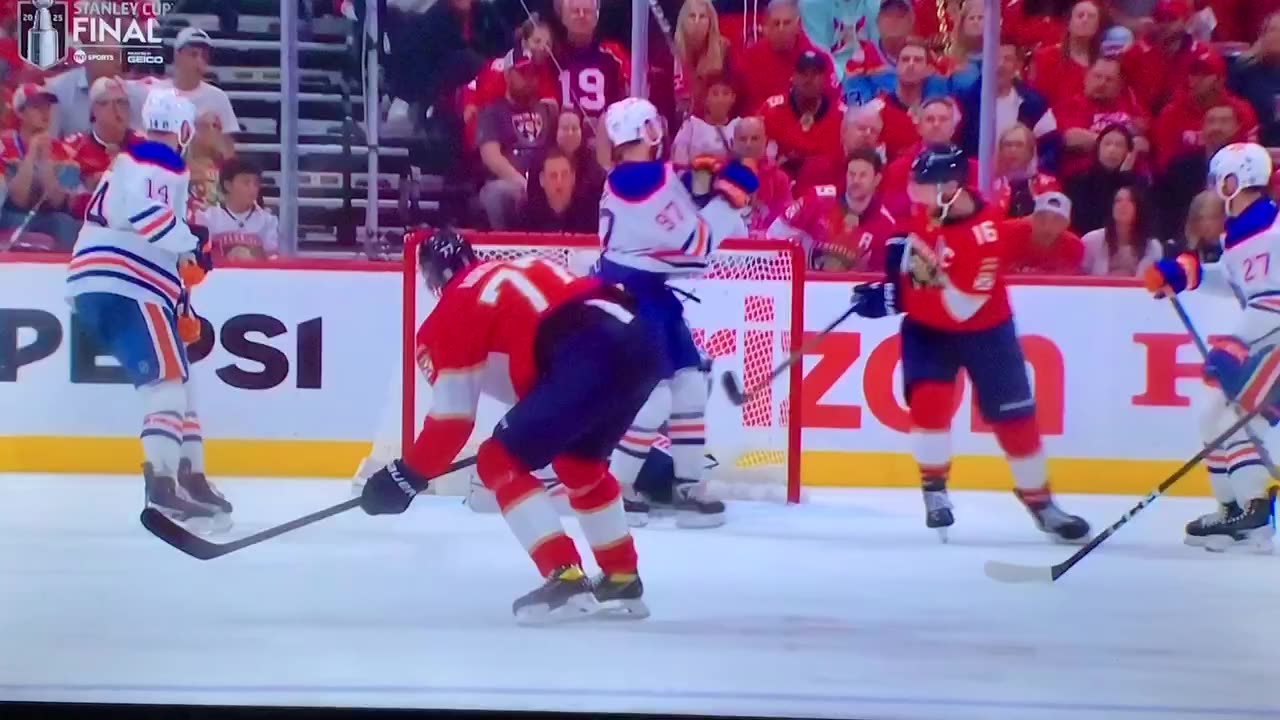 Oilers G #30 Calvin Pickard OFF THE BENCH HIGHLIGHTS