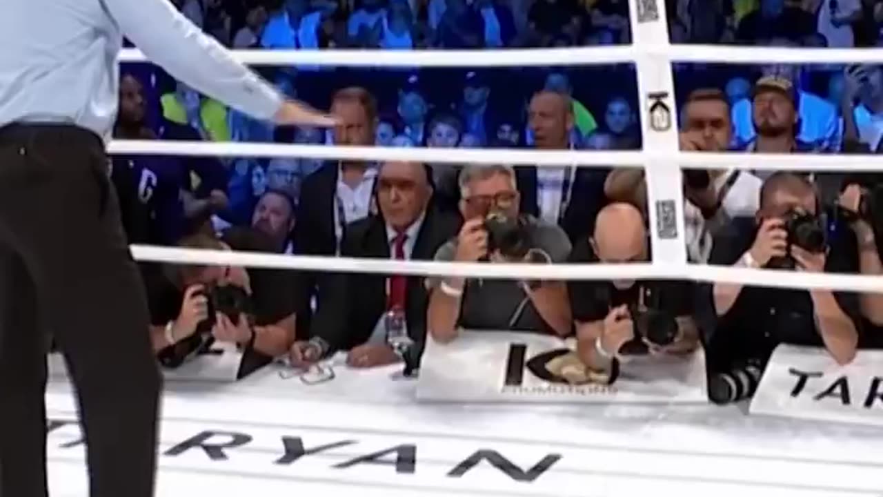 Daniel Dubois's heavy punch on Oleksandr Usyk - Fight 1