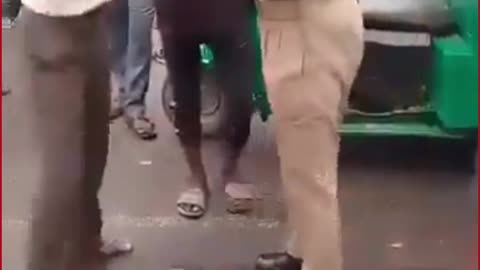 Lucknow Ruckus: Woman Police Officer, Auto Driver Clash on Road Over Fare Dispute