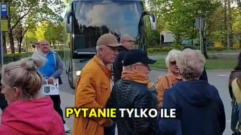 Trzaskowski zwozi ludzi na spotkania Autokarami - ale wstyd
