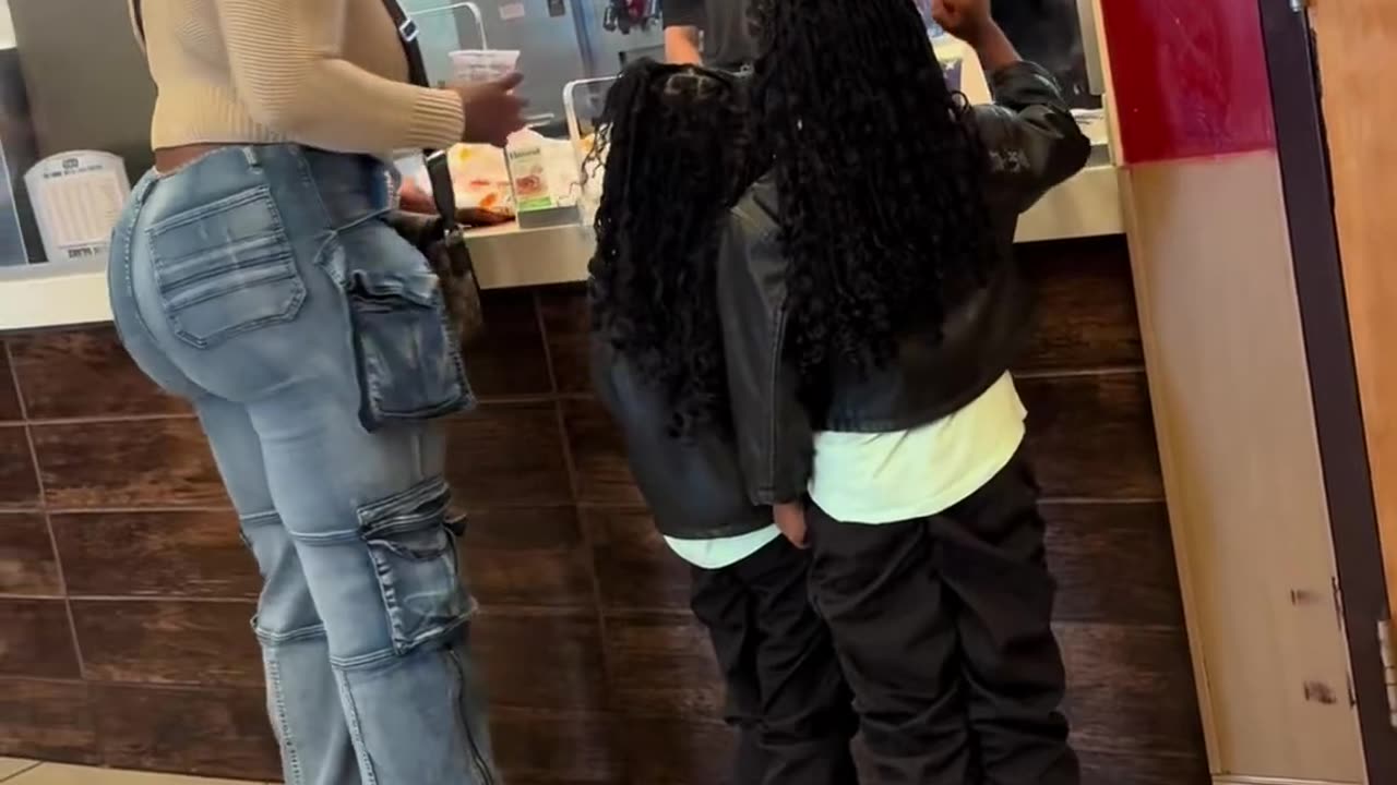 Burger King employee throws cup of ice water In little girl’s face.