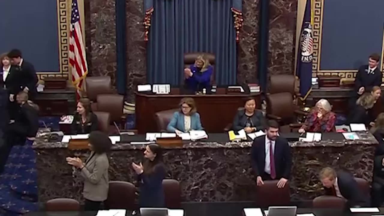 Así pasan 25 horas para un senador que critica sin parar las políticas de Trump en el Senado