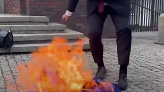Candidato presidencial polaco pisotea y quema la bandera de la UE