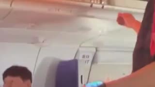 Batería portátil provocó incendio en pleno vuelo: el avión aterrizó de emergencia