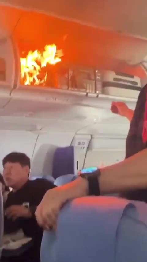 Batería portátil provocó incendio en pleno vuelo: el avión aterrizó de emergencia