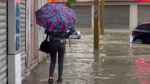 'Durrësi zgjohet nën ujë'/ Qyteti përmbytet që në orët e para të mëngjesit