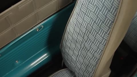 Auto italiano de 50 centímetros de ancho