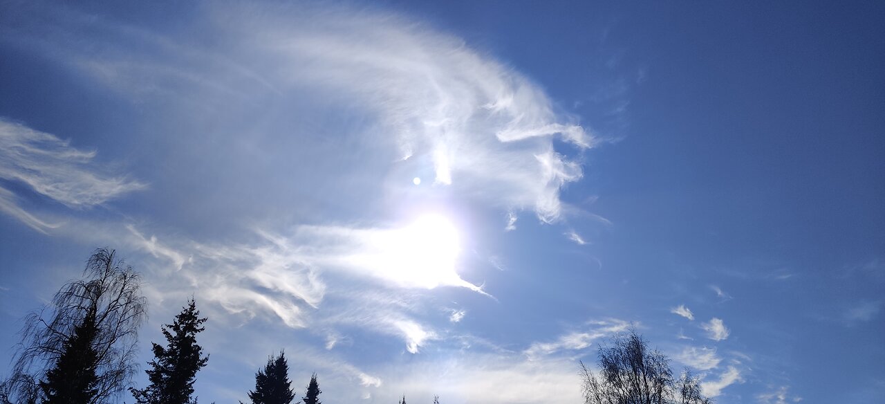 20.3. - 23.3.2025: Sun halo, white trails, clouds?