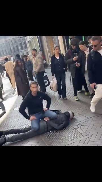 HEROIC TOURIST CAPTURE🚏🚶🏻👩‍🦯🥷🏃📸KNIFE ATTACKER IN NETHERLANDS🇳🇱🏪🧎‍♂️🧎‍♀️🥷💫