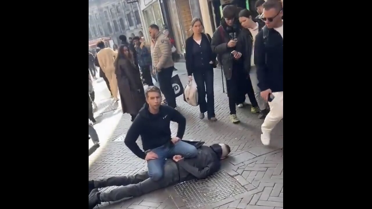 HEROIC TOURIST CAPTURE🚏🚶🏻👩‍🦯🥷🏃📸KNIFE ATTACKER IN NETHERLANDS🇳🇱🏪🧎‍♂️🧎‍♀️🥷💫