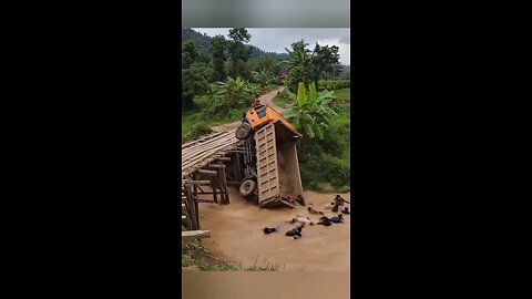 গাড়িটি উল্টো হয়ে পরে। অনেক লোক আহাতো হয়েছে।