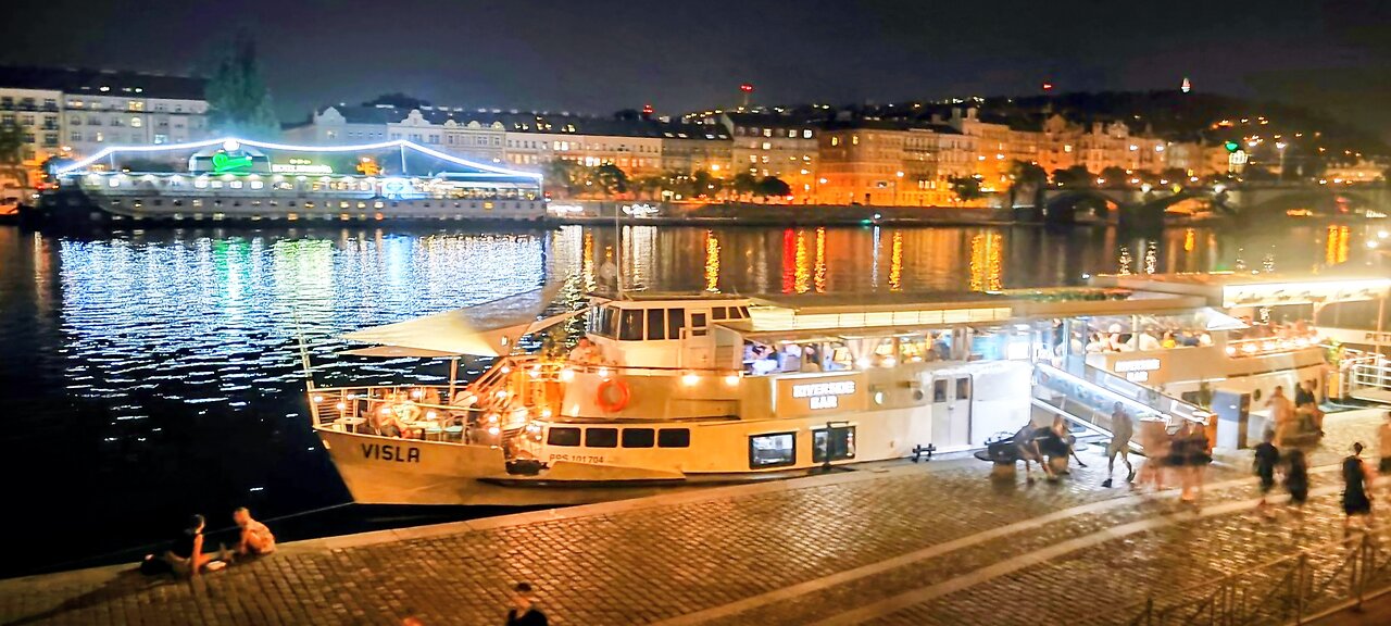 Náplavka (Praha, Vltava, srpen 2025)