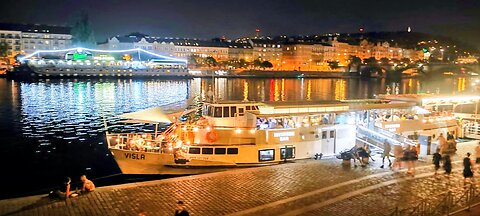 Náplavka (Praha, Vltava, srpen 2025)