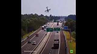 Un avión se estrella en una autopista y explota en Italia
