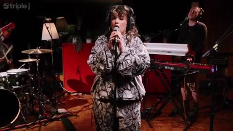 Lola Young – Messy