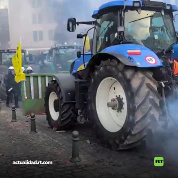 Granjeros protestan en tractores y cargan contra la policía antidisturbios en Bruselas