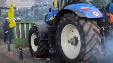 Granjeros protestan en tractores y cargan contra la policía antidisturbios en Bruselas