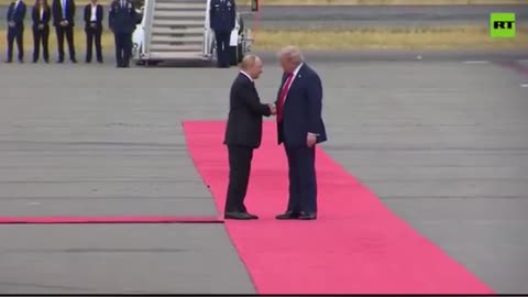 Putin mbërrin në Alaska, Trump e pret në pistën e aeroportit