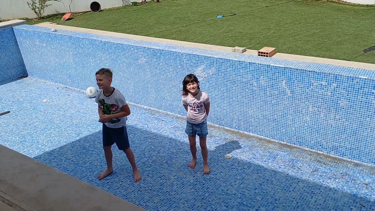 Playful Adventures with Sophie&Leon-Poolfootball