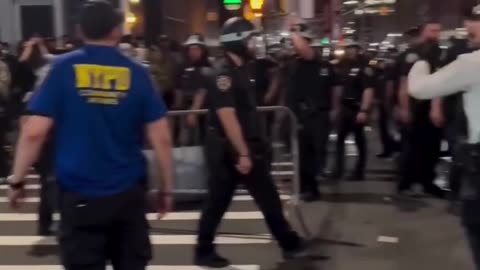 Mob of leftists in NYC attempts to block ICE vehicles