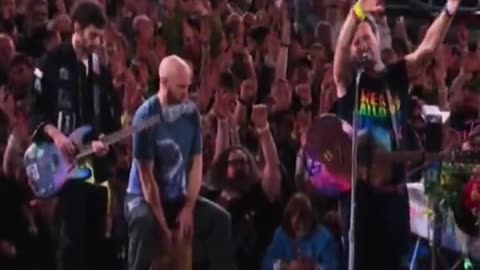 Coldplay's Chris Martin tells his audience of 80,000+ to send love to Charlie Kirks family