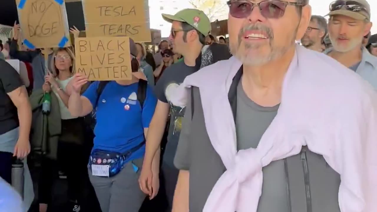 Portland’s Anti-Elon Protesters Look More Like a Retirement Reunion