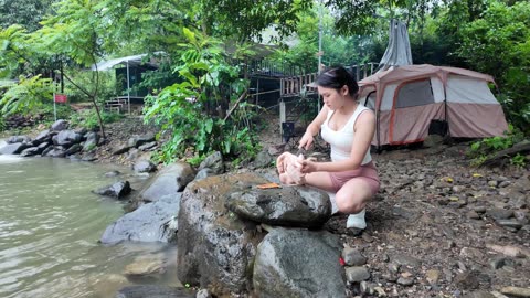 Solo Girl’s TERRIFYING Night in Wild Forest – Something Was Watching Me