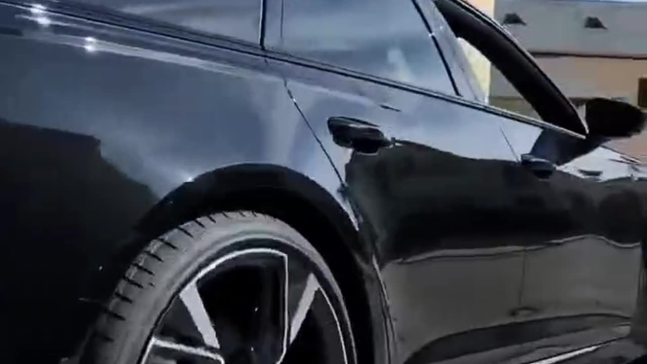 Don’t Miss This Audi SUV Unloading from an Open Trailer! 🚗