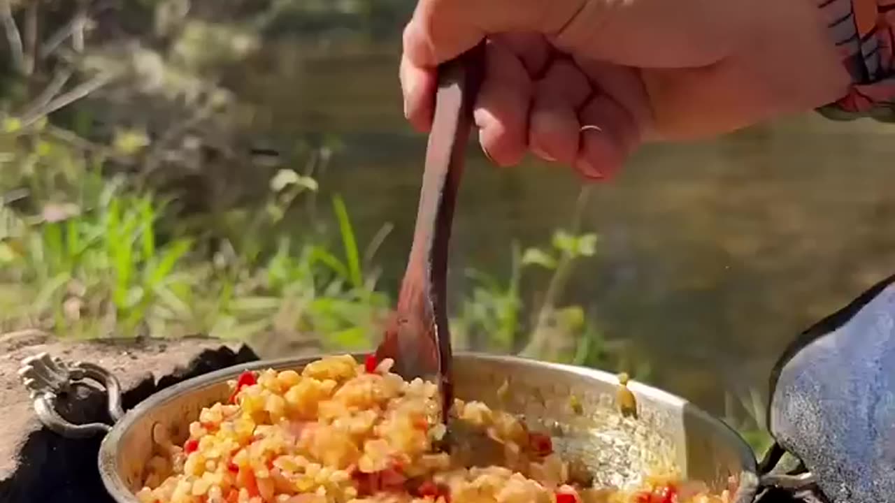 Çamur ve Yaprakta Sazan Pişirme 🐟 _ Cooking Carp in Primitive Mud and Leaves