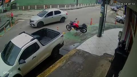 Villagers Beat Ice Cream Store Thief (1)