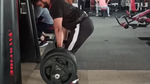 Single hand deadlift and both hand deadlift form