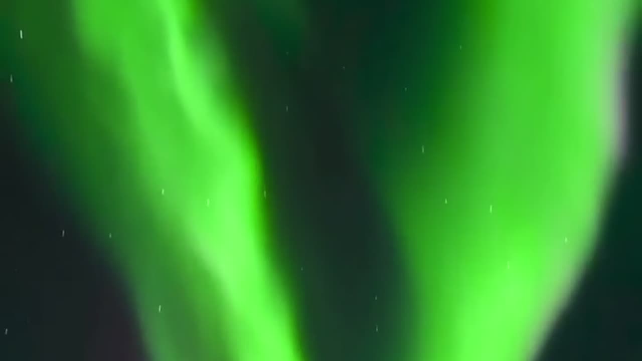 🌌🔵 Watch This Breathtaking Aurora Display Turn The Ground Green In Alaska! | FeedMyCuriosity